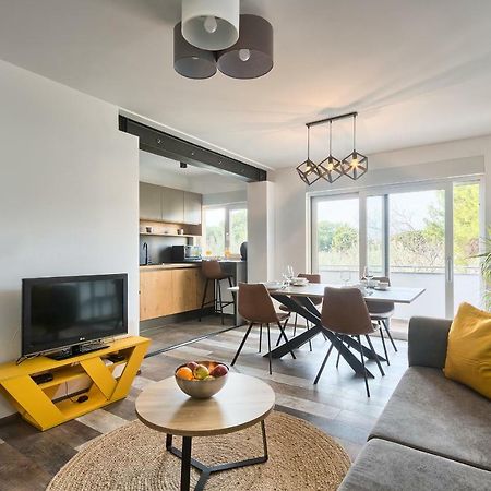 Rose Apartment Fazana Bagian luar foto