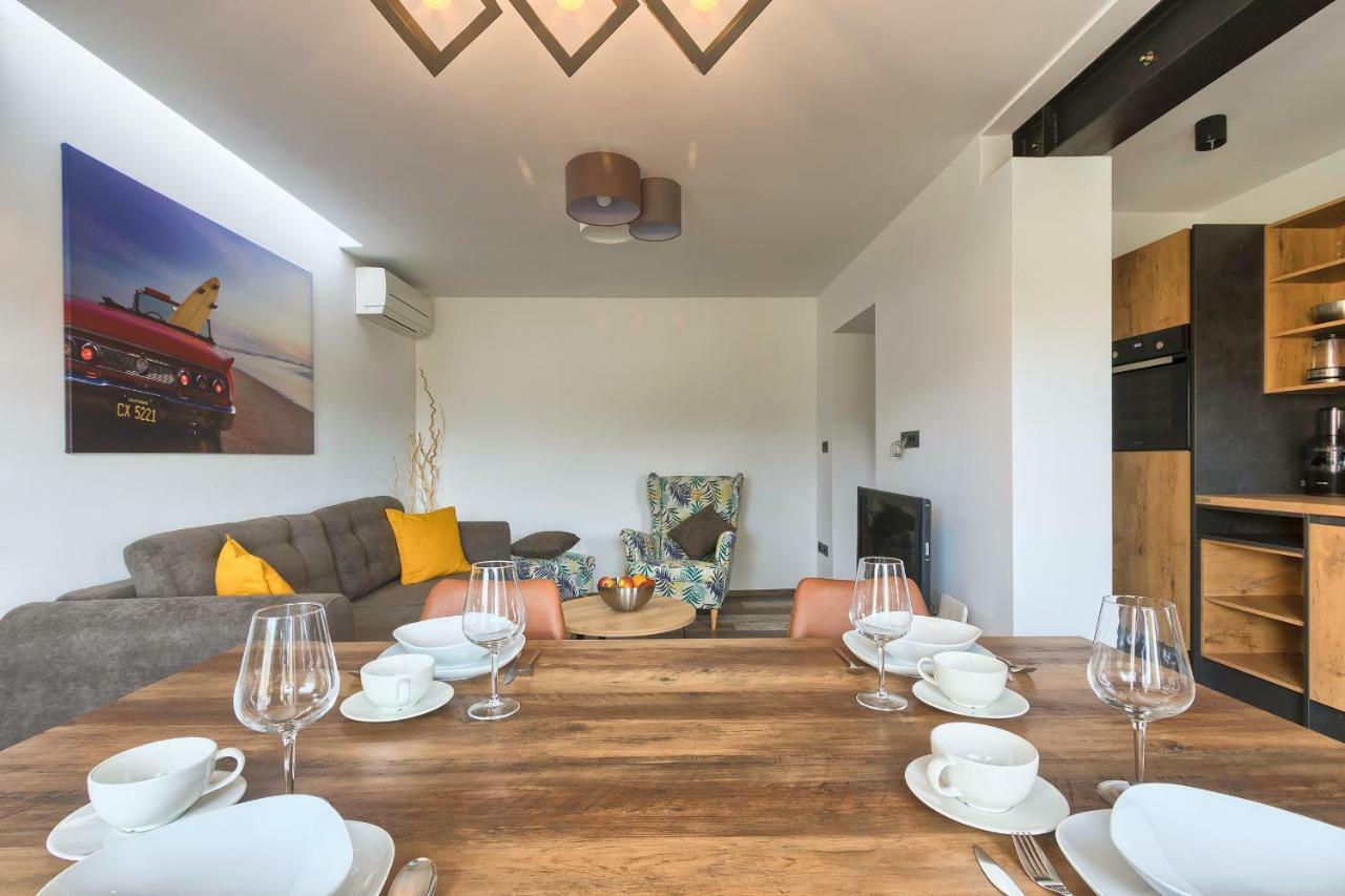 Rose Apartment Fazana Bagian luar foto