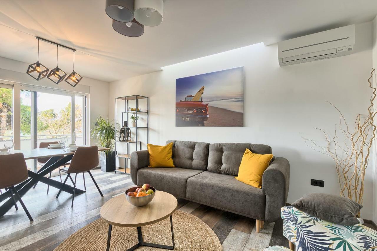Rose Apartment Fazana Bagian luar foto