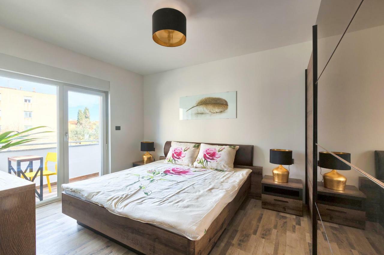 Rose Apartment Fazana Bagian luar foto
