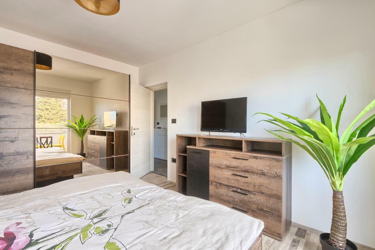 Rose Apartment Fazana Bagian luar foto