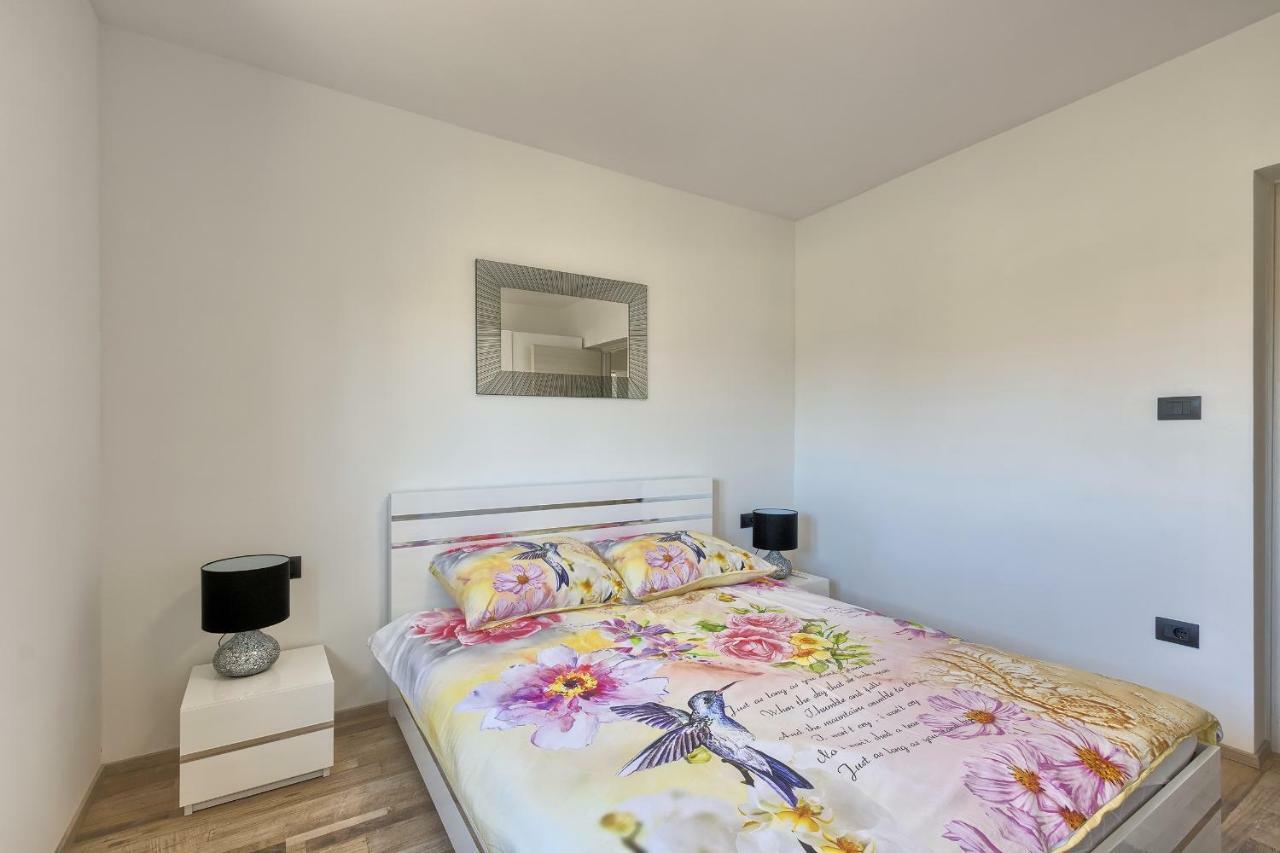 Rose Apartment Fazana Bagian luar foto