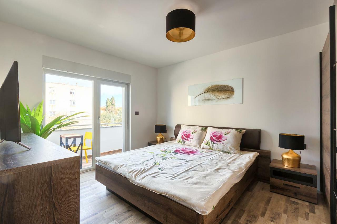 Rose Apartment Fazana Bagian luar foto