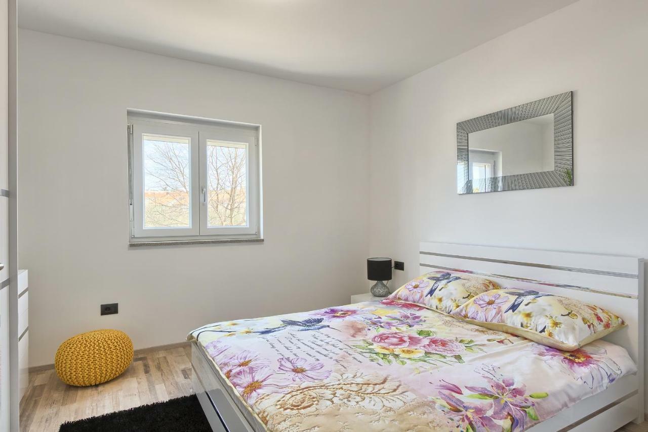 Rose Apartment Fazana Bagian luar foto