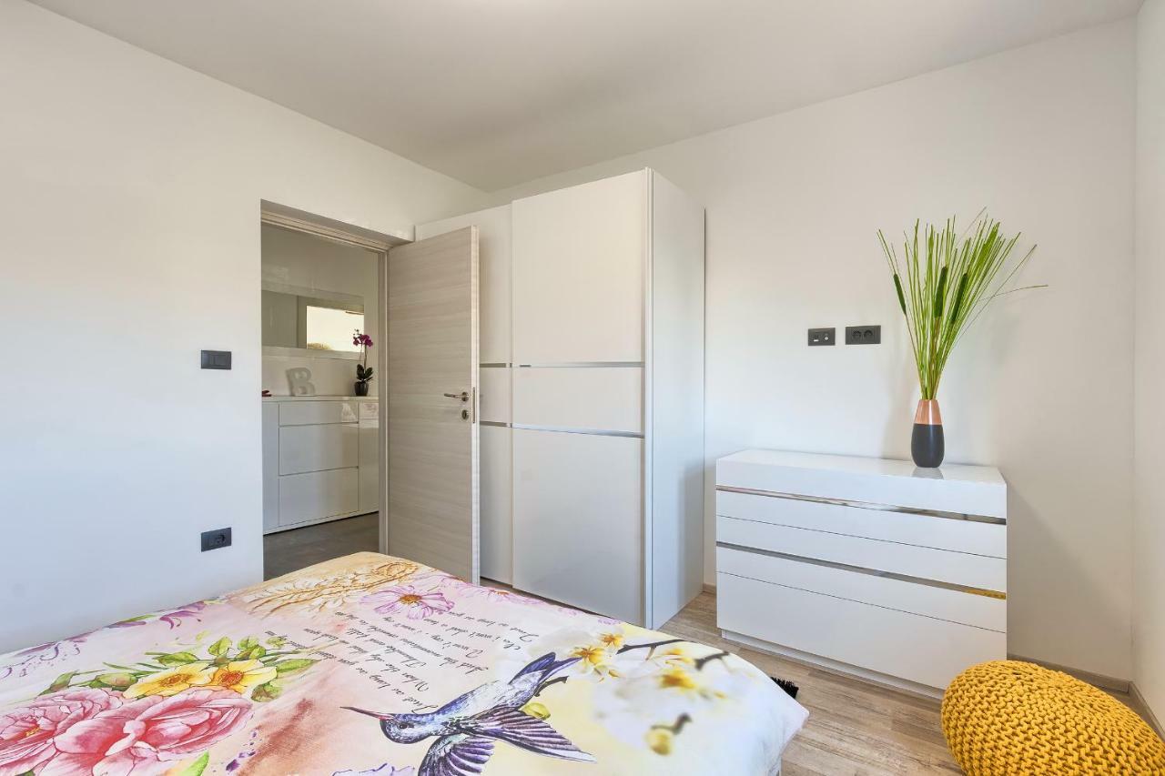 Rose Apartment Fazana Bagian luar foto